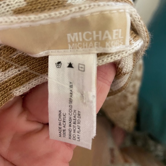 Reversible Michael Kors Scarf - Picture 7 of 11